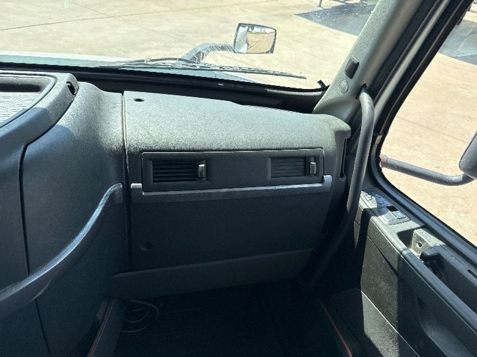 Day Cab Tractor-Heavy Duty Tractors-Volvo-2022-VNR62300-Grand Prairie-TX-432,875\n\t\tmiles-$ 45,000 - Image 13