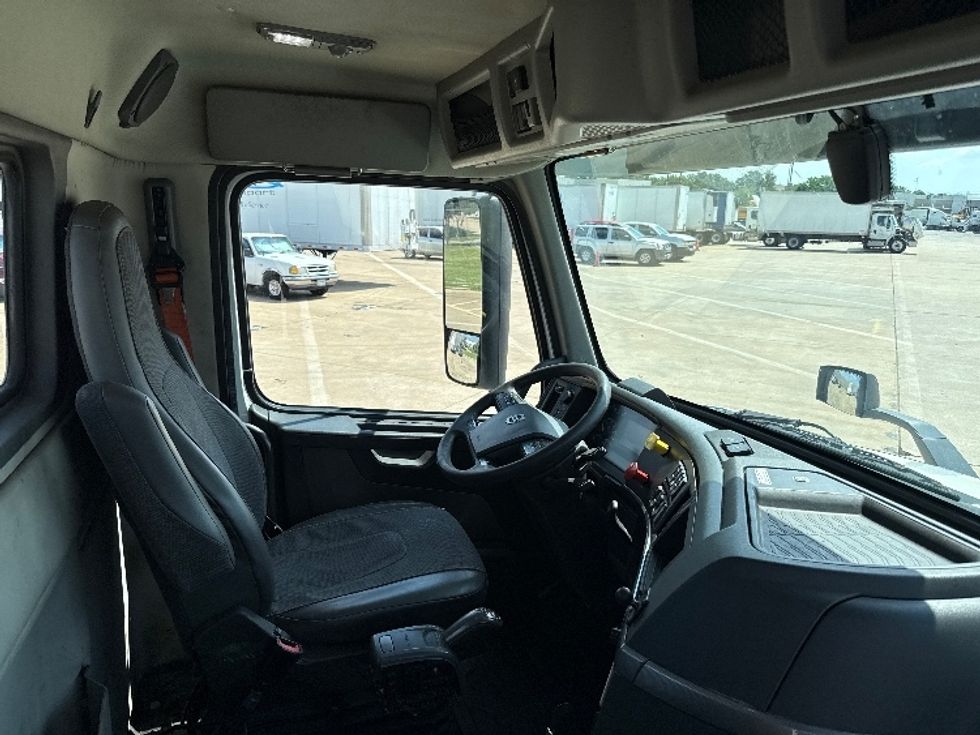 Day Cab Tractor-Heavy Duty Tractors-Volvo-2022-VNR62300-Grand Prairie-TX-432,875\n\t\tmiles-$ 45,000 - Image 14