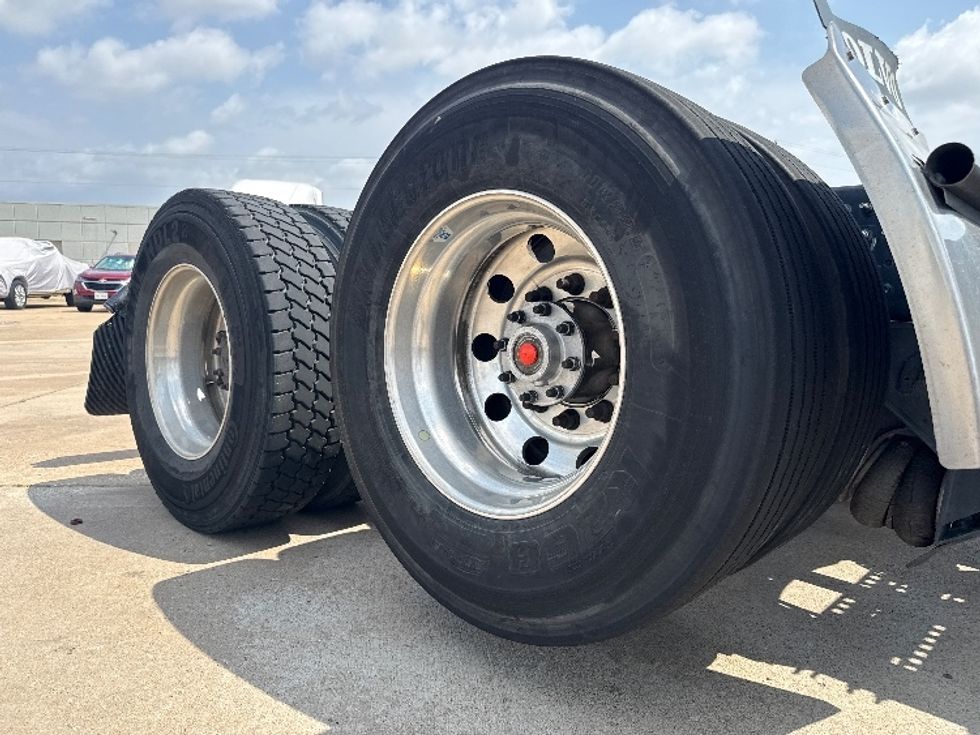 Day Cab Tractor-Heavy Duty Tractors-Volvo-2022-VNR62300-Grand Prairie-TX-432,875\n\t\tmiles-$ 45,000 - Image 18