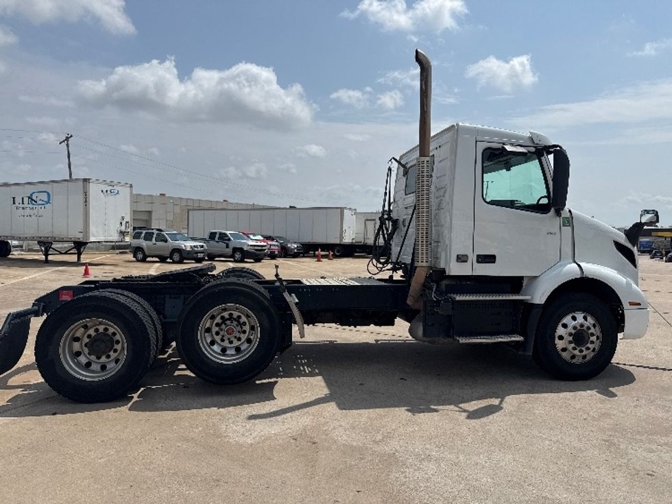 Day Cab Tractor-Heavy Duty Tractors-Volvo-2022-VNR62300-Grand Prairie-TX-432,875\n\t\tmiles-$ 45,000 - Image 19