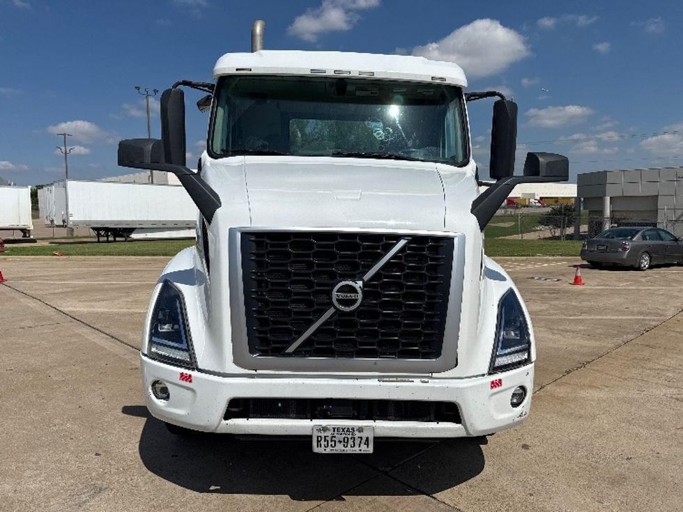 Day Cab Tractor-Heavy Duty Tractors-Volvo-2022-VNR62300-Grand Prairie-TX-432,875\n\t\tmiles-$ 45,000 - Image 2