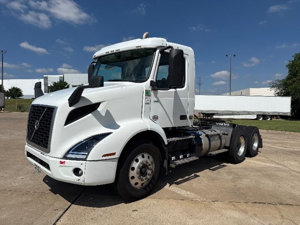 Day Cab Tractor-Heavy Duty Tractors-Volvo-2022-VNR62300-Grand Prairie-TX-432,875\n\t\tmiles-$ 45,000 - Image 3