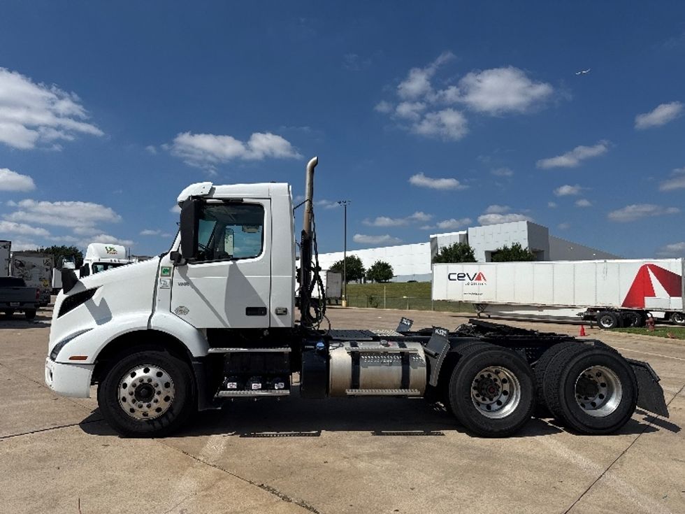 Day Cab Tractor-Heavy Duty Tractors-Volvo-2022-VNR62300-Grand Prairie-TX-432,875\n\t\tmiles-$ 45,000 - Image 4
