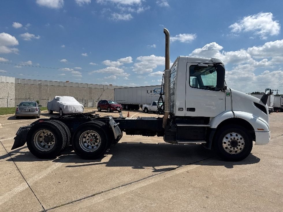 Day Cab Tractor-Heavy Duty Tractors-Volvo-2022-VNR62300-Grand Prairie-TX-432,875\n\t\tmiles-$ 45,000 - Image 8