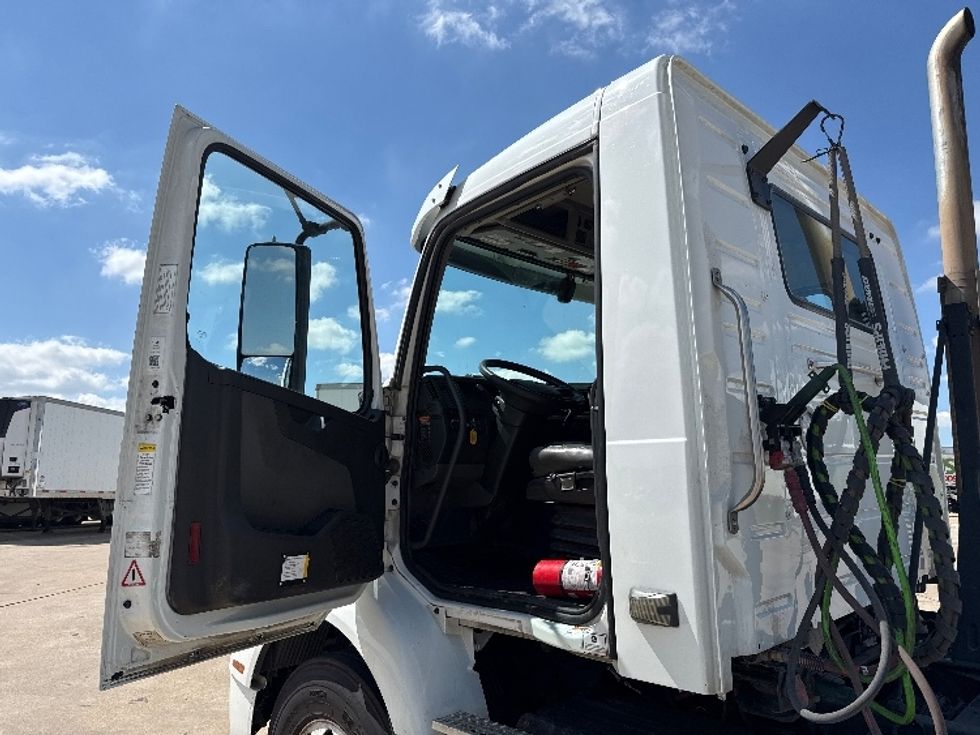 Day Cab Tractor-Heavy Duty Tractors-Volvo-2022-VNR62300-Grand Prairie-TX-432,875\n\t\tmiles-$ 45,000 - Image 9