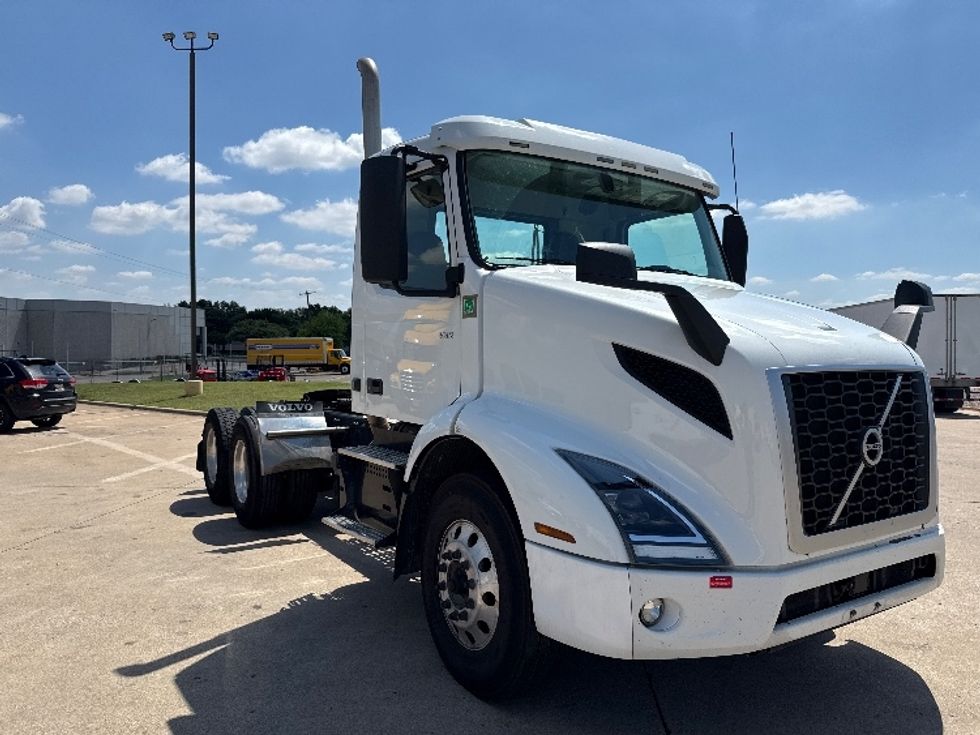 Day Cab Tractor-Heavy Duty Tractors-Volvo-2022-VNR62300-Grand Prairie-TX-450,955\n\t\tmiles-$ 49,500 - Image 1