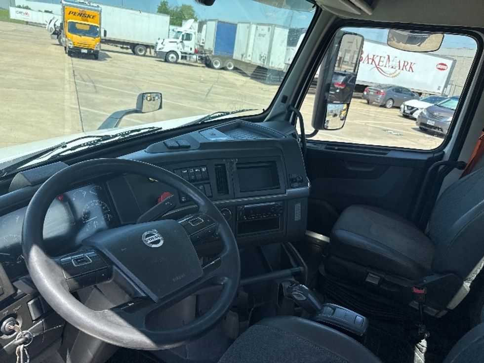 Day Cab Tractor-Heavy Duty Tractors-Volvo-2022-VNR62300-Grand Prairie-TX-450,955\n\t\tmiles-$ 49,500 - Image 10