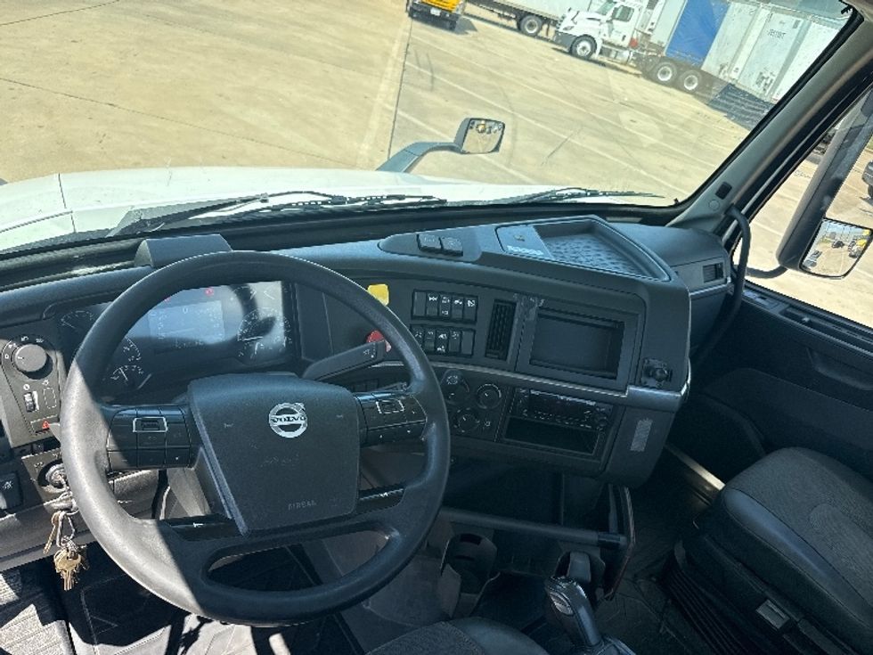 Day Cab Tractor-Heavy Duty Tractors-Volvo-2022-VNR62300-Grand Prairie-TX-450,955\n\t\tmiles-$ 49,500 - Image 11