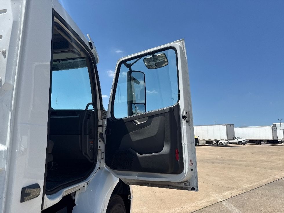 Day Cab Tractor-Heavy Duty Tractors-Volvo-2022-VNR62300-Grand Prairie-TX-450,955\n\t\tmiles-$ 49,500 - Image 12