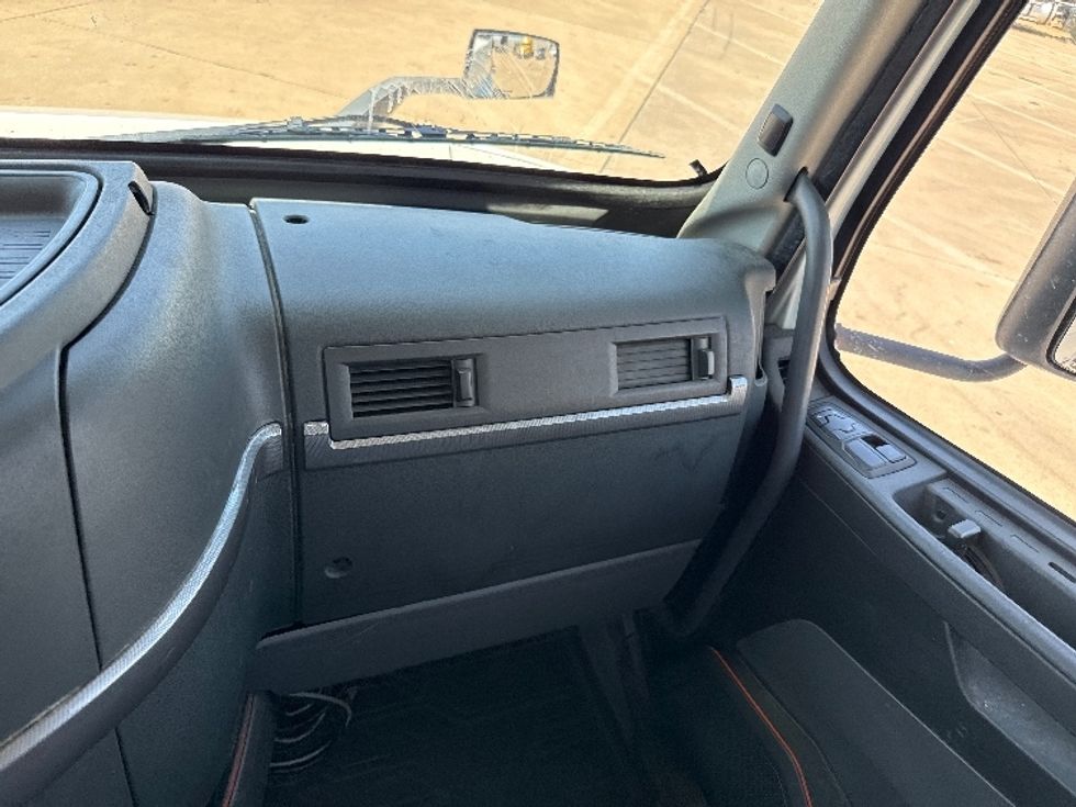 Day Cab Tractor-Heavy Duty Tractors-Volvo-2022-VNR62300-Grand Prairie-TX-450,955\n\t\tmiles-$ 49,500 - Image 13