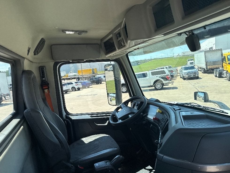 Day Cab Tractor-Heavy Duty Tractors-Volvo-2022-VNR62300-Grand Prairie-TX-450,955\n\t\tmiles-$ 49,500 - Image 14