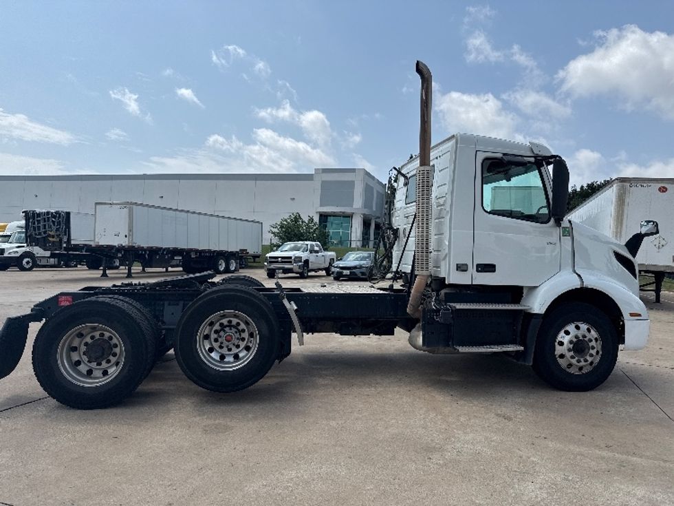 Day Cab Tractor-Heavy Duty Tractors-Volvo-2022-VNR62300-Grand Prairie-TX-450,955\n\t\tmiles-$ 49,500 - Image 19