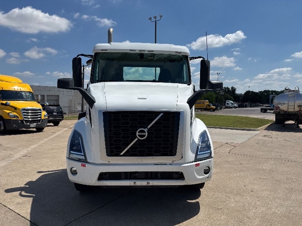 Day Cab Tractor-Heavy Duty Tractors-Volvo-2022-VNR62300-Grand Prairie-TX-450,955\n\t\tmiles-$ 49,500 - Image 2