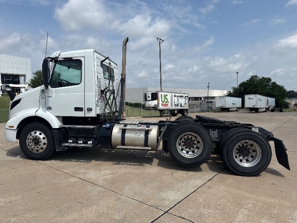 Day Cab Tractor-Heavy Duty Tractors-Volvo-2022-VNR62300-Grand Prairie-TX-450,955\n\t\tmiles-$ 49,500 - Image 20