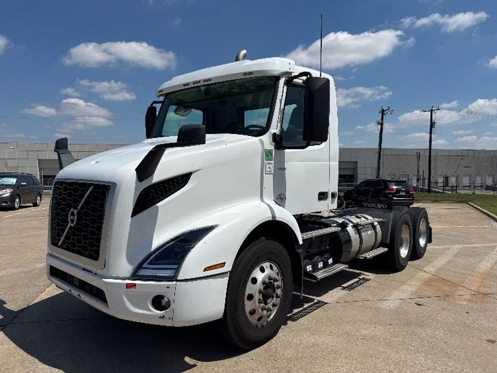 Day Cab Tractor-Heavy Duty Tractors-Volvo-2022-VNR62300-Grand Prairie-TX-450,955\n\t\tmiles-$ 49,500 - Image 3