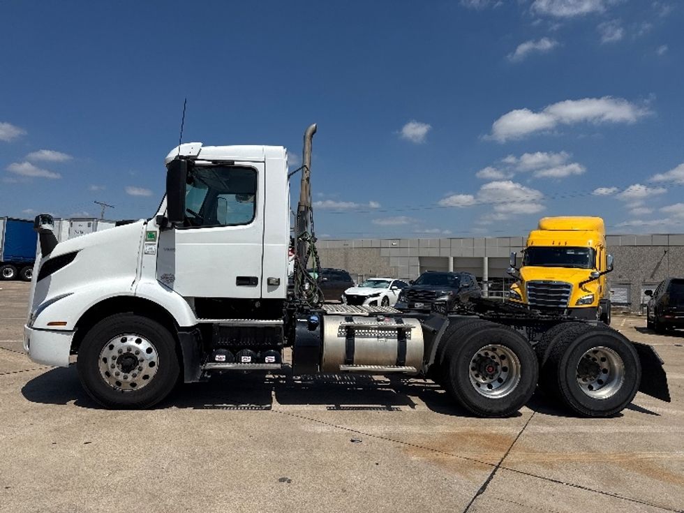 Day Cab Tractor-Heavy Duty Tractors-Volvo-2022-VNR62300-Grand Prairie-TX-450,955\n\t\tmiles-$ 49,500 - Image 4