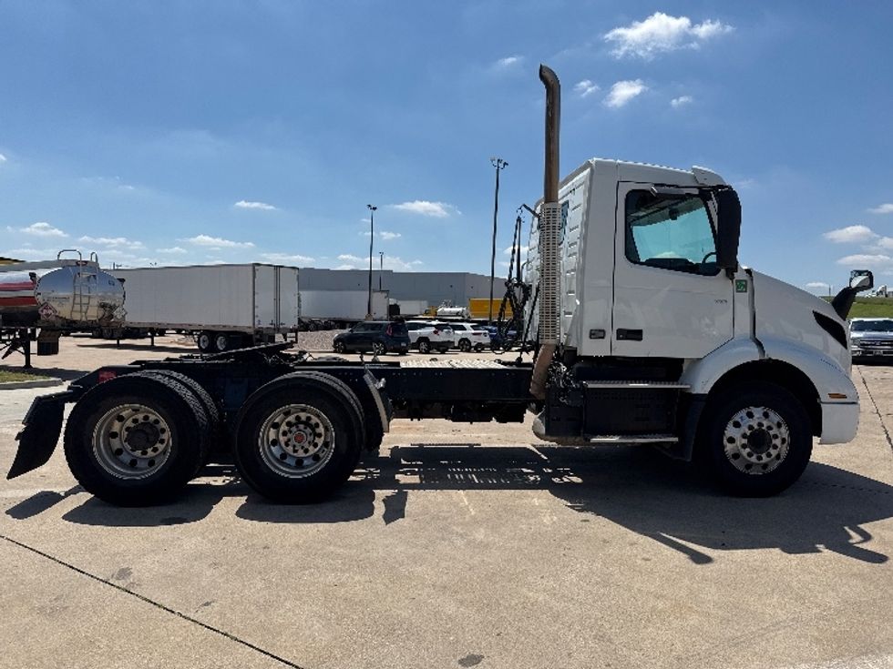 Day Cab Tractor-Heavy Duty Tractors-Volvo-2022-VNR62300-Grand Prairie-TX-450,955\n\t\tmiles-$ 49,500 - Image 8