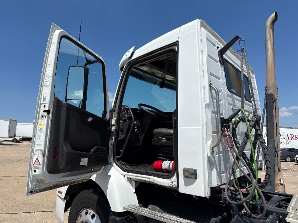 Day Cab Tractor-Heavy Duty Tractors-Volvo-2022-VNR62300-Grand Prairie-TX-450,955\n\t\tmiles-$ 49,500 - Image 9