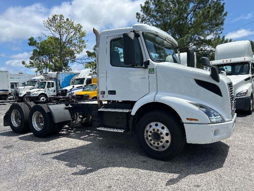 Day Cab Tractor-Heavy Duty Tractors-Volvo-2022-VNR62300-Homewood-AL-512,674\n\t\tmiles-$ 42,000 - Image 1
