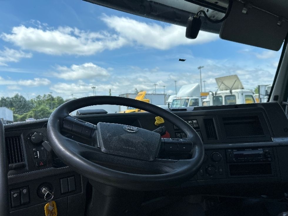 Day Cab Tractor-Heavy Duty Tractors-Volvo-2022-VNR62300-Homewood-AL-512,674\n\t\tmiles-$ 42,000 - Image 11