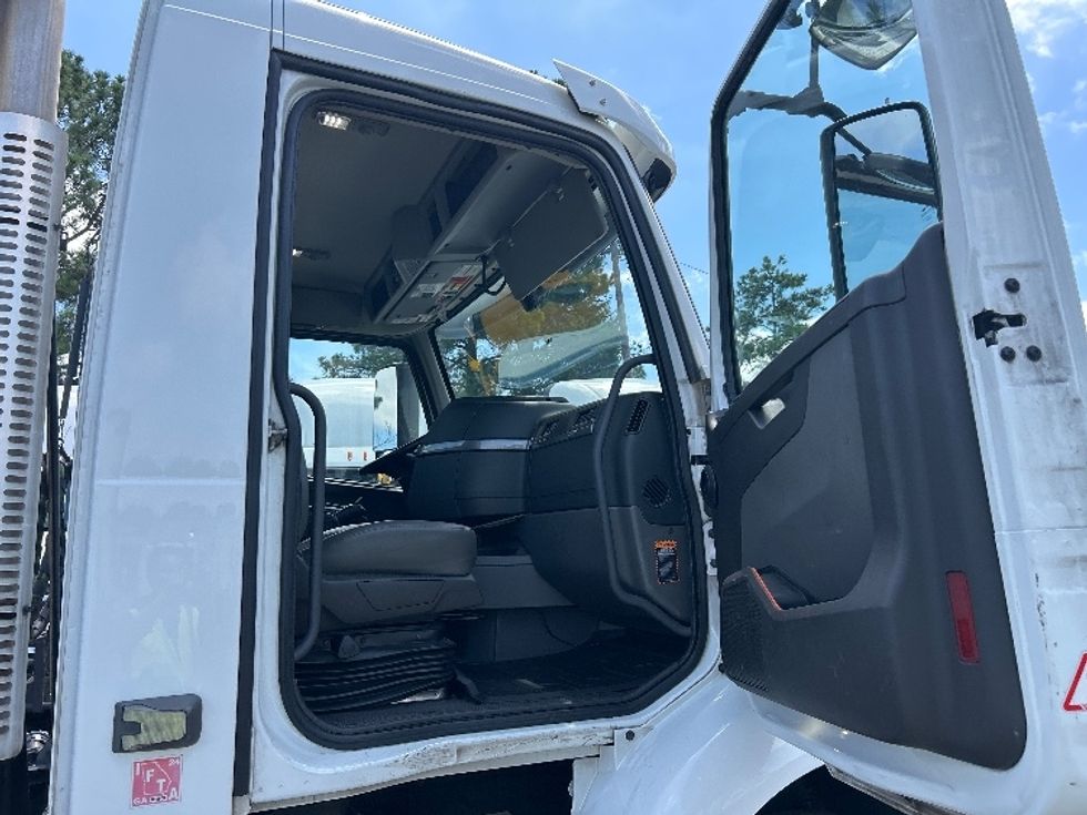 Day Cab Tractor-Heavy Duty Tractors-Volvo-2022-VNR62300-Homewood-AL-512,674\n\t\tmiles-$ 42,000 - Image 12