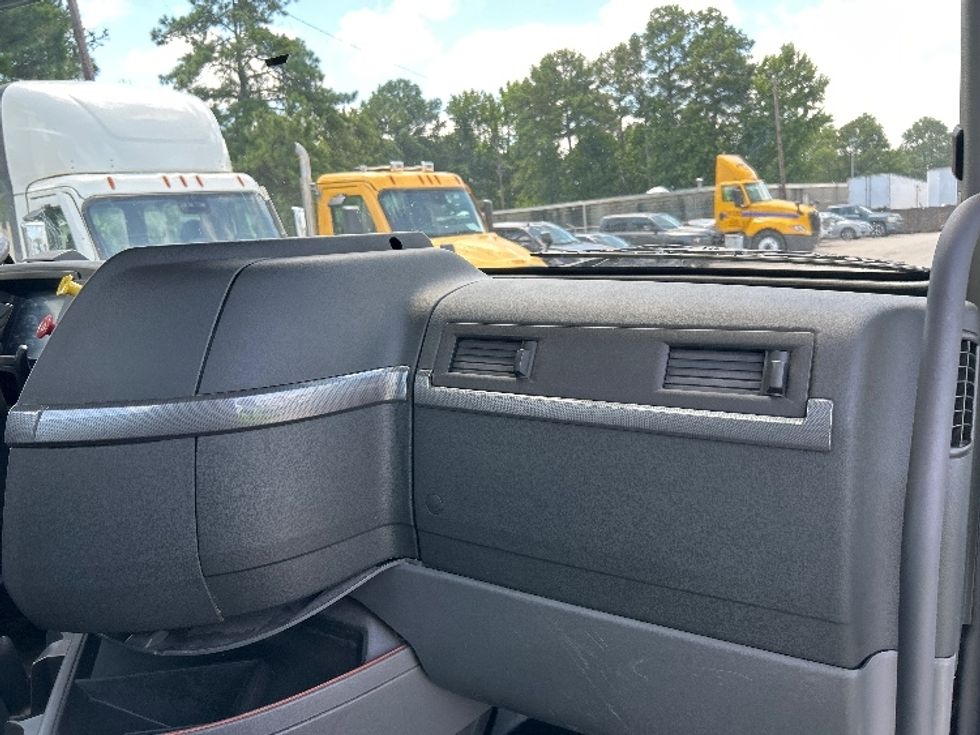 Day Cab Tractor-Heavy Duty Tractors-Volvo-2022-VNR62300-Homewood-AL-512,674\n\t\tmiles-$ 42,000 - Image 13