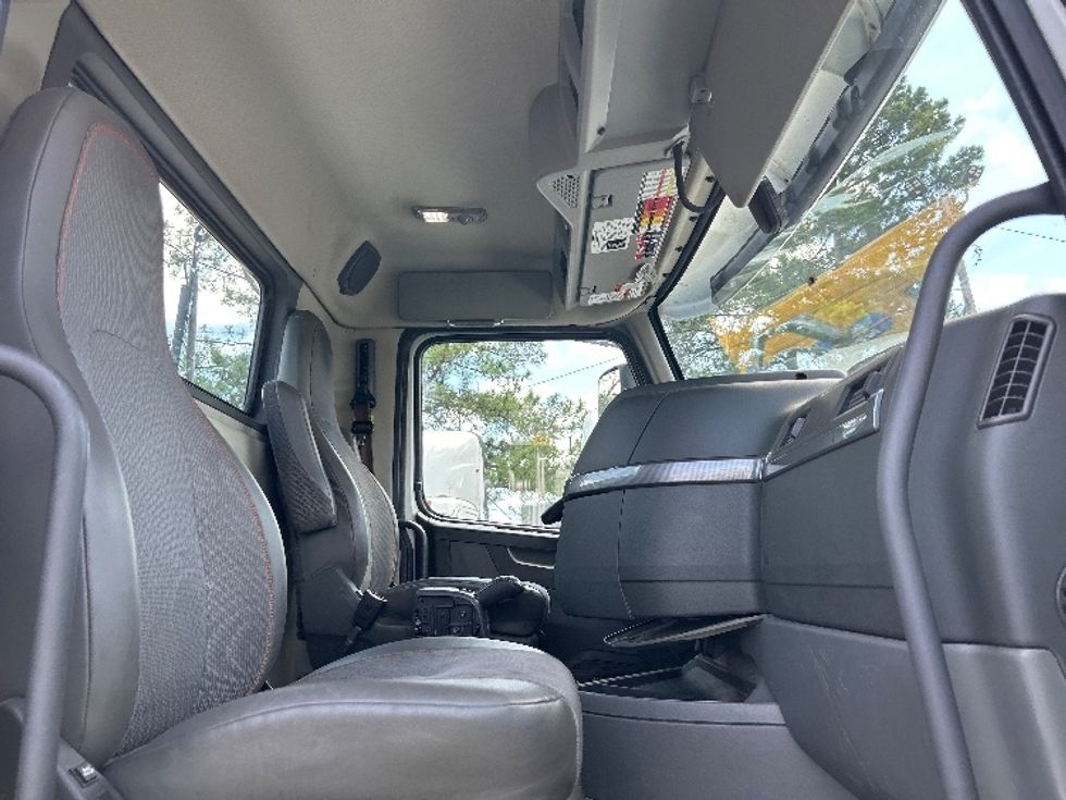 Day Cab Tractor-Heavy Duty Tractors-Volvo-2022-VNR62300-Homewood-AL-512,674\n\t\tmiles-$ 42,000 - Image 14
