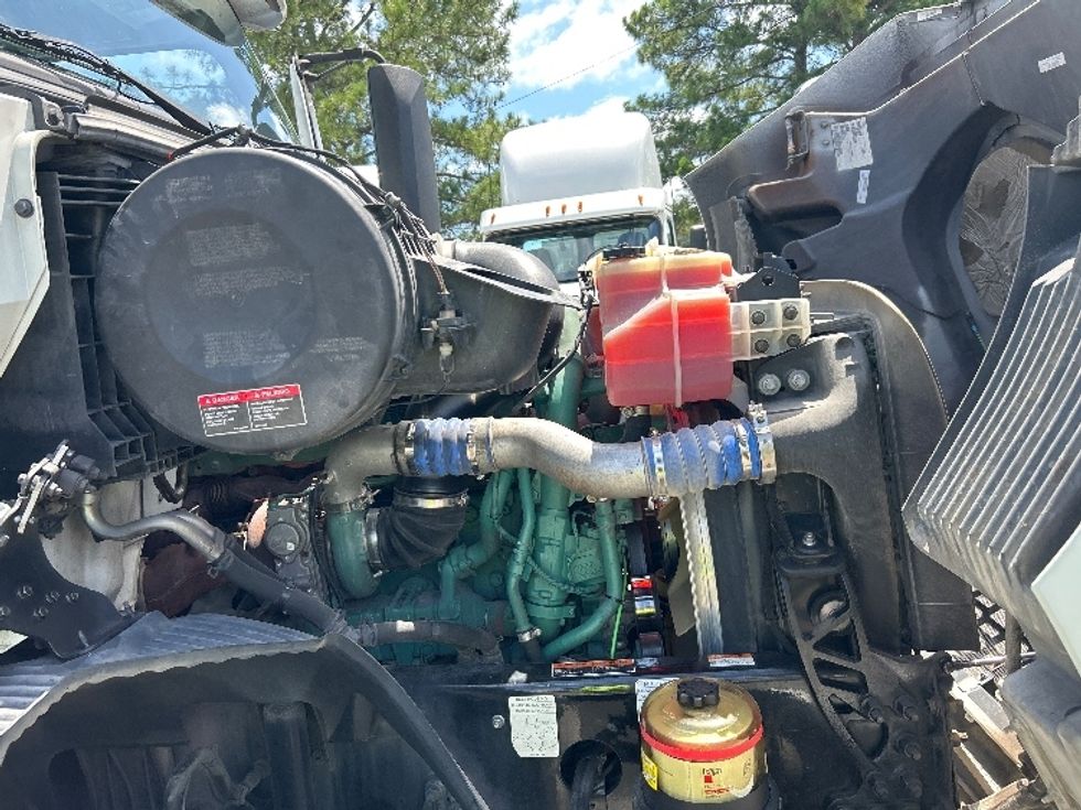 Day Cab Tractor-Heavy Duty Tractors-Volvo-2022-VNR62300-Homewood-AL-512,674\n\t\tmiles-$ 42,000 - Image 15