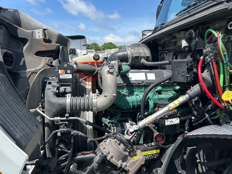 Day Cab Tractor-Heavy Duty Tractors-Volvo-2022-VNR62300-Homewood-AL-512,674\n\t\tmiles-$ 42,000 - Image 16