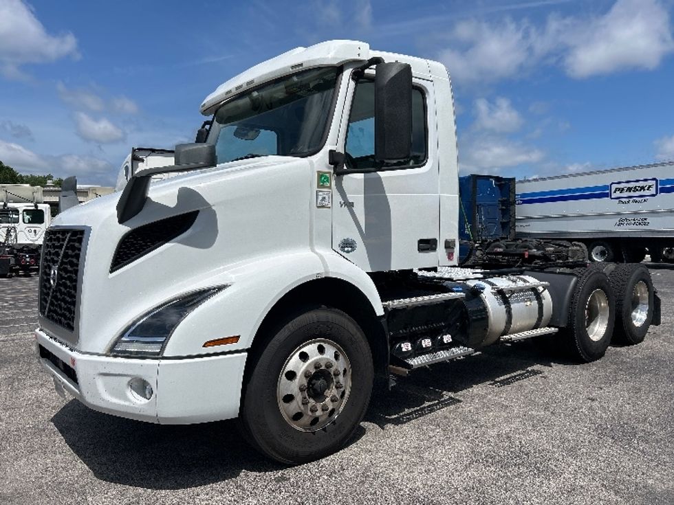 Day Cab Tractor-Heavy Duty Tractors-Volvo-2022-VNR62300-Homewood-AL-512,674\n\t\tmiles-$ 42,000 - Image 3