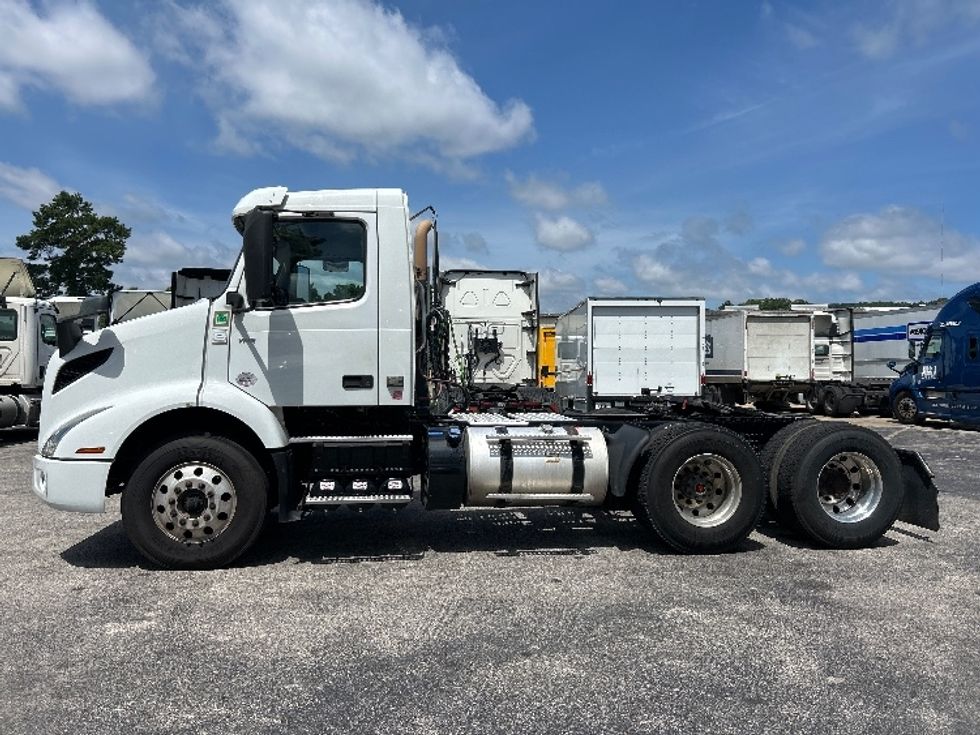Day Cab Tractor-Heavy Duty Tractors-Volvo-2022-VNR62300-Homewood-AL-512,674\n\t\tmiles-$ 42,000 - Image 4