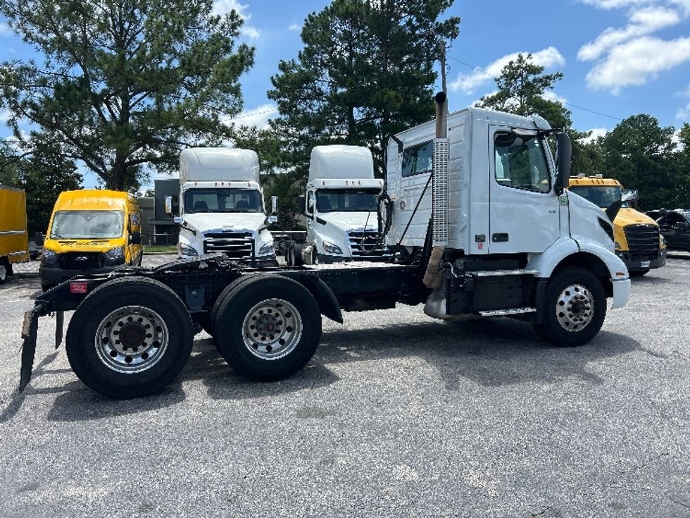 Day Cab Tractor-Heavy Duty Tractors-Volvo-2022-VNR62300-Homewood-AL-512,674\n\t\tmiles-$ 42,000 - Image 8