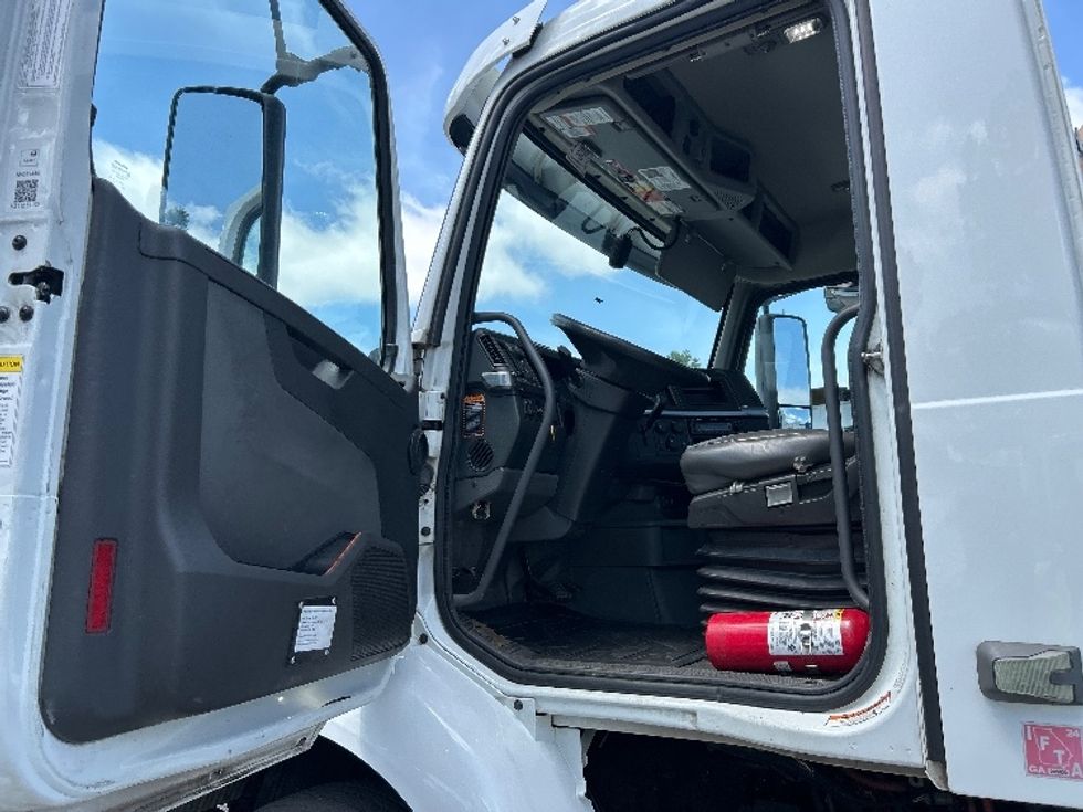 Day Cab Tractor-Heavy Duty Tractors-Volvo-2022-VNR62300-Homewood-AL-512,674\n\t\tmiles-$ 42,000 - Image 9