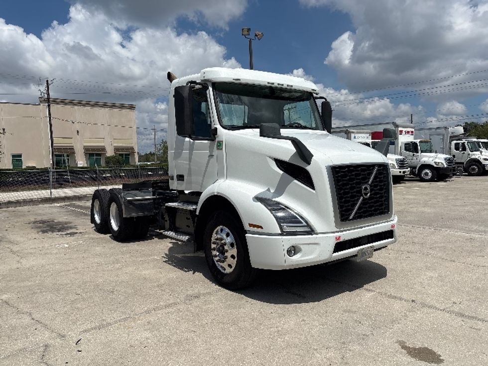 Day Cab Tractor-Heavy Duty Tractors-Volvo-2022-VNR62300-Tampa-FL-570,450\n\t\tmiles-$ 36,250 - Image 1