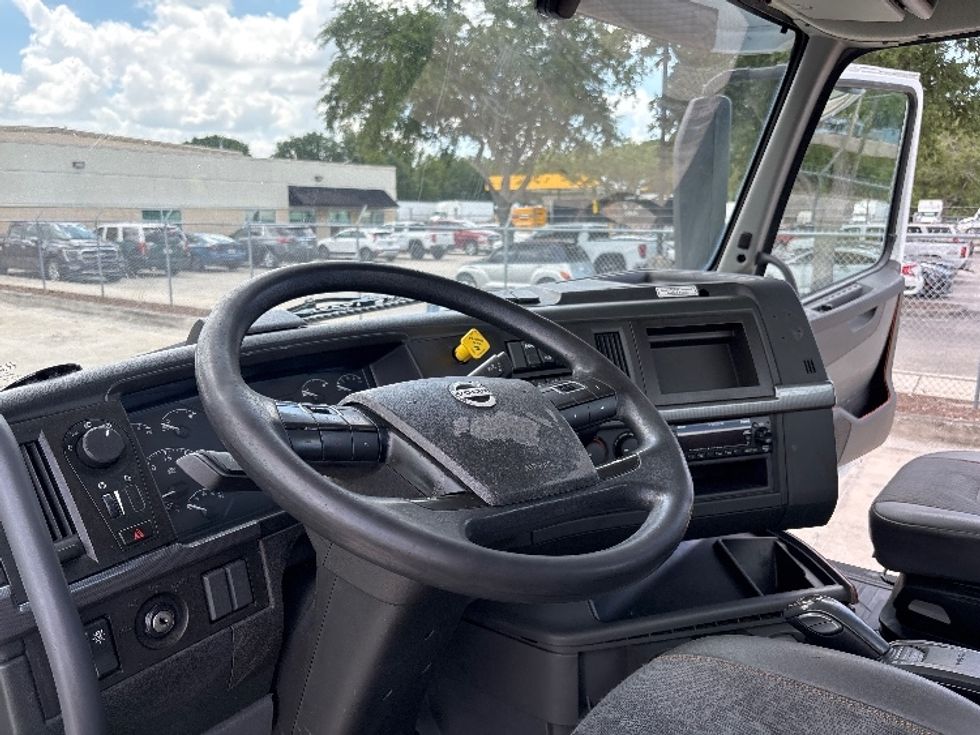 Day Cab Tractor-Heavy Duty Tractors-Volvo-2022-VNR62300-Tampa-FL-570,450\n\t\tmiles-$ 36,250 - Image 10
