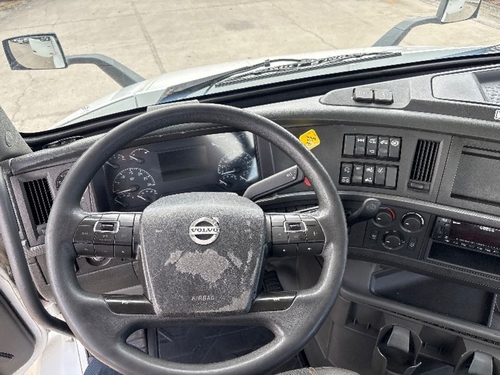 Day Cab Tractor-Heavy Duty Tractors-Volvo-2022-VNR62300-Tampa-FL-570,450\n\t\tmiles-$ 36,250 - Image 11
