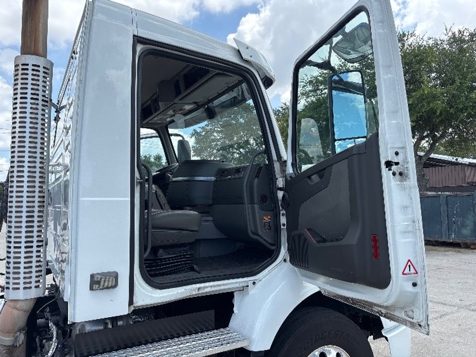 Day Cab Tractor-Heavy Duty Tractors-Volvo-2022-VNR62300-Tampa-FL-570,450\n\t\tmiles-$ 36,250 - Image 12