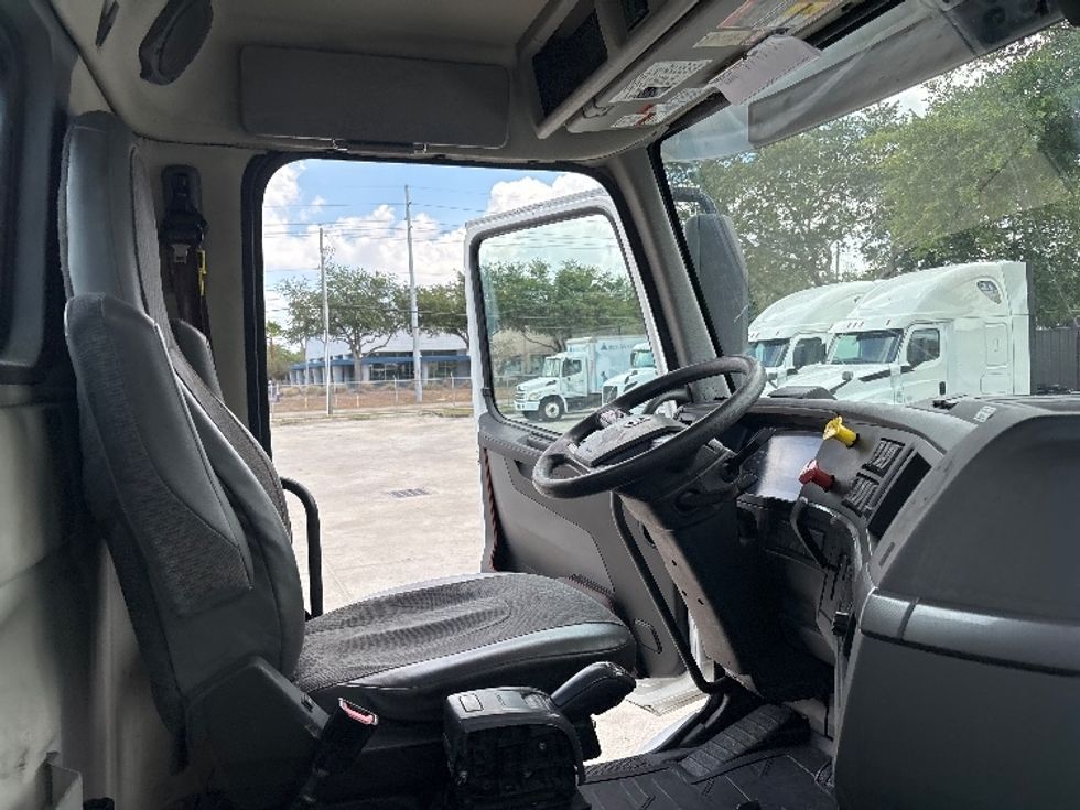Day Cab Tractor-Heavy Duty Tractors-Volvo-2022-VNR62300-Tampa-FL-570,450\n\t\tmiles-$ 36,250 - Image 14