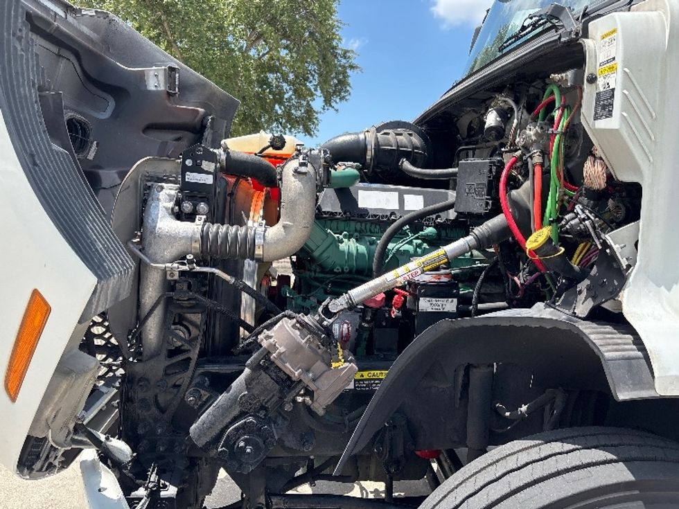 Day Cab Tractor-Heavy Duty Tractors-Volvo-2022-VNR62300-Tampa-FL-570,450\n\t\tmiles-$ 36,250 - Image 16