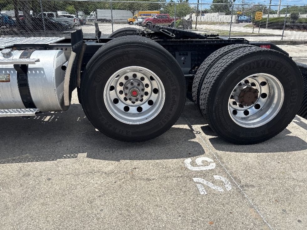 Day Cab Tractor-Heavy Duty Tractors-Volvo-2022-VNR62300-Tampa-FL-570,450\n\t\tmiles-$ 36,250 - Image 17
