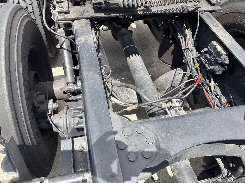 Day Cab Tractor-Heavy Duty Tractors-Volvo-2022-VNR62300-Tampa-FL-570,450\n\t\tmiles-$ 36,250 - Image 18