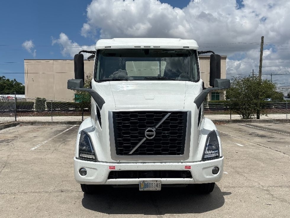 Day Cab Tractor-Heavy Duty Tractors-Volvo-2022-VNR62300-Tampa-FL-570,450\n\t\tmiles-$ 36,250 - Image 2