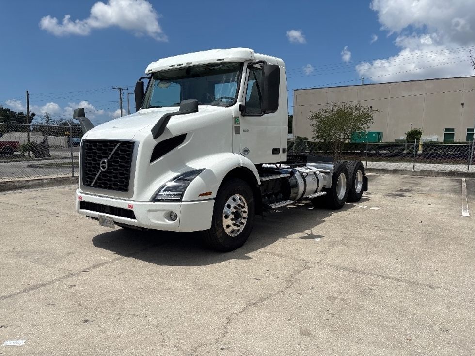 Day Cab Tractor-Heavy Duty Tractors-Volvo-2022-VNR62300-Tampa-FL-570,450\n\t\tmiles-$ 36,250 - Image 3