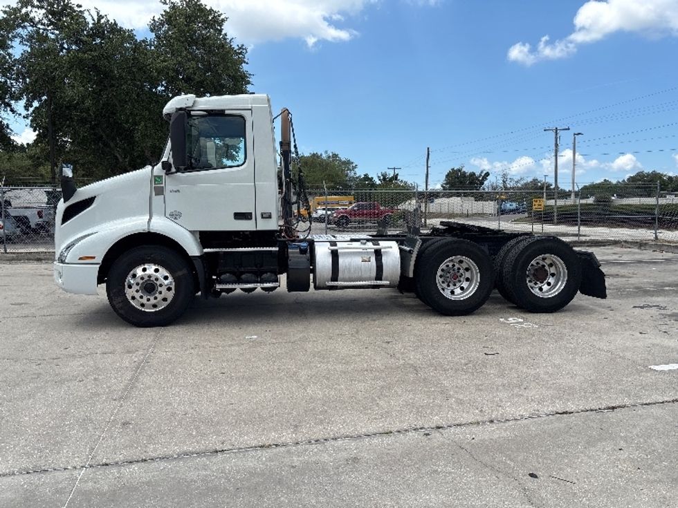 Day Cab Tractor-Heavy Duty Tractors-Volvo-2022-VNR62300-Tampa-FL-570,450\n\t\tmiles-$ 36,250 - Image 4