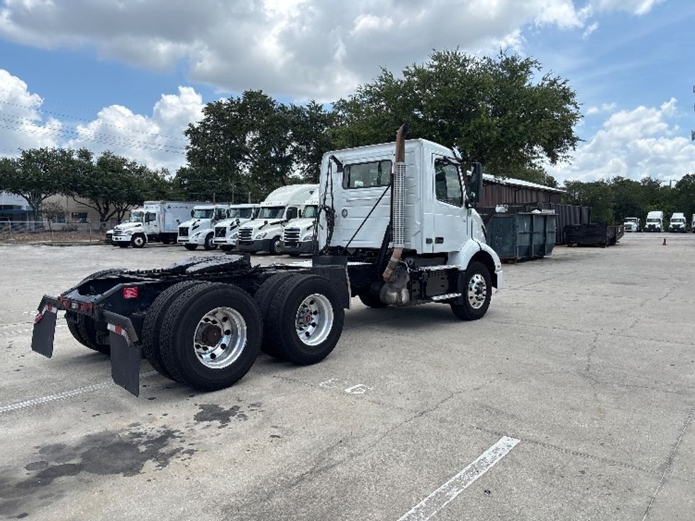 Day Cab Tractor-Heavy Duty Tractors-Volvo-2022-VNR62300-Tampa-FL-570,450\n\t\tmiles-$ 36,250 - Image 7