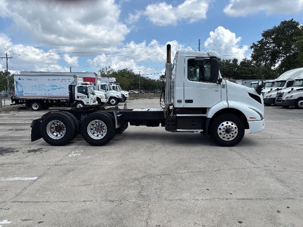 Day Cab Tractor-Heavy Duty Tractors-Volvo-2022-VNR62300-Tampa-FL-570,450\n\t\tmiles-$ 36,250 - Image 8