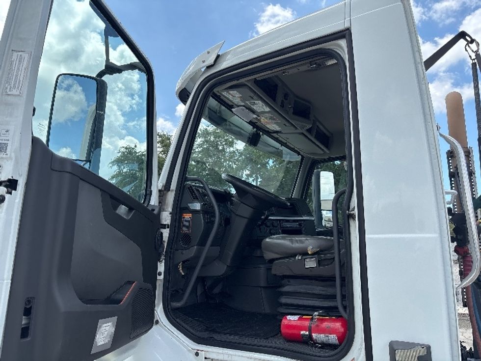 Day Cab Tractor-Heavy Duty Tractors-Volvo-2022-VNR62300-Tampa-FL-570,450\n\t\tmiles-$ 36,250 - Image 9
