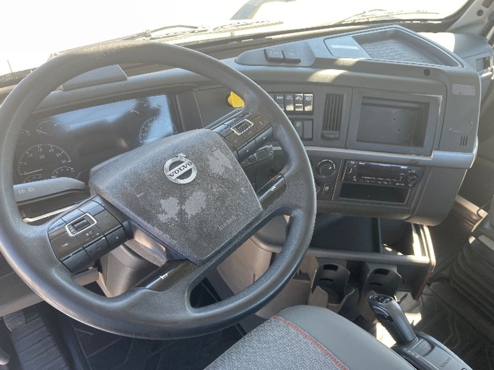 Day Cab Tractor-Heavy Duty Tractors-Volvo-2022-VNR62300-Tampa-FL-590,999\n\t\tmiles-$ 38,000 - Image 10