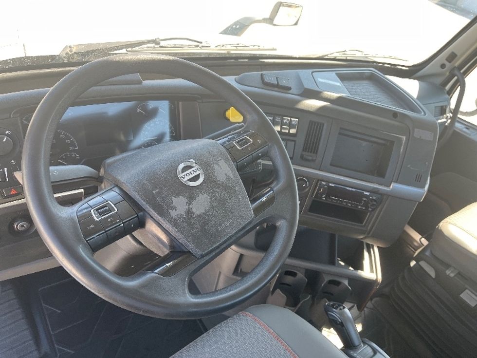 Day Cab Tractor-Heavy Duty Tractors-Volvo-2022-VNR62300-Tampa-FL-590,999\n\t\tmiles-$ 38,000 - Image 11