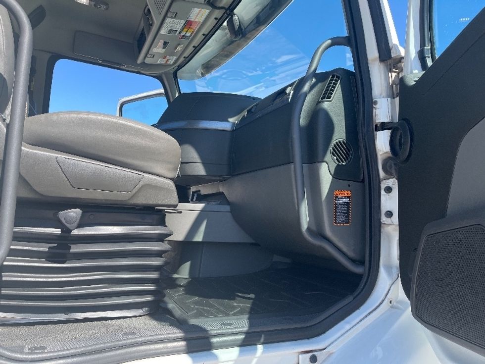 Day Cab Tractor-Heavy Duty Tractors-Volvo-2022-VNR62300-Tampa-FL-590,999\n\t\tmiles-$ 38,000 - Image 12